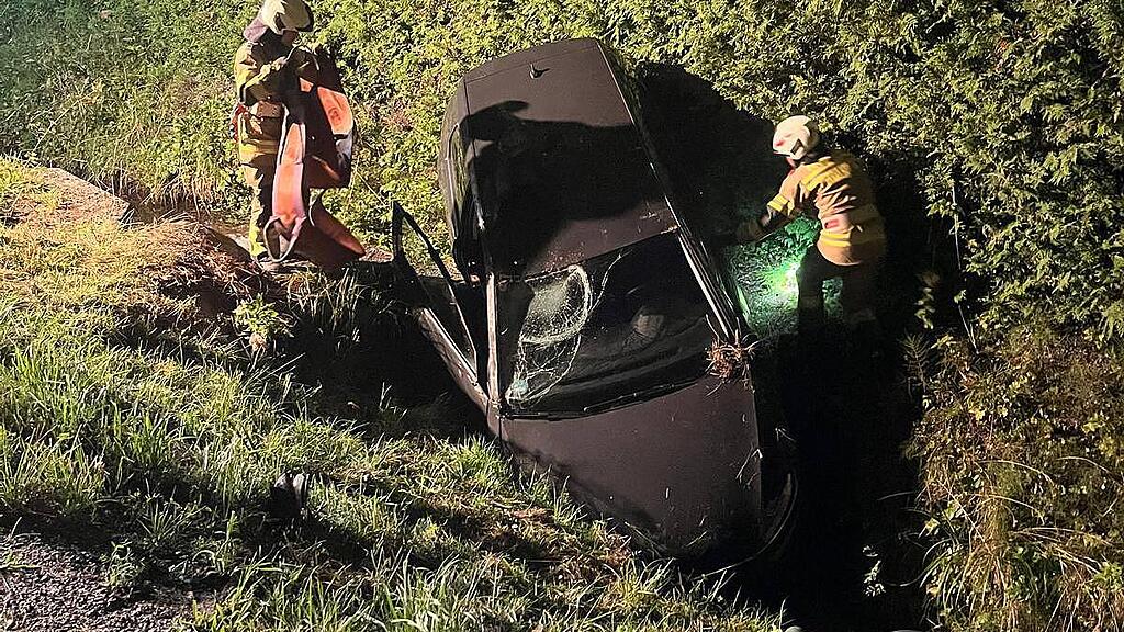 Auto stürzt in St. Martin am Tennengebirge in Böschung