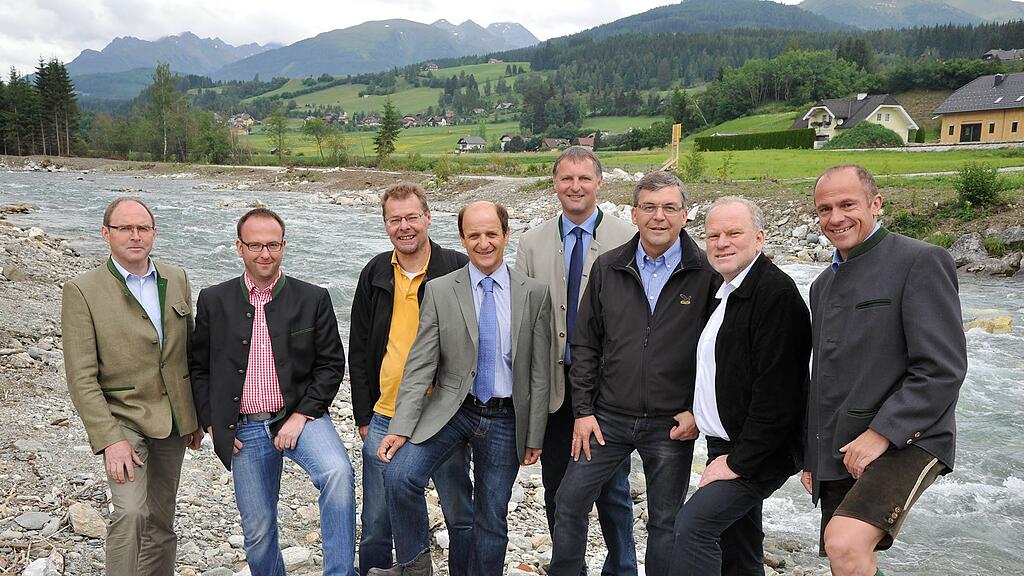 vlnr.: Hans Sampl (Obmann Taurachverbauungsgenossenschaft), Heinz Tschaudi (Baufirma GLS), DI Hermann Roth (Land Sbg Argrarbehörde), BGM Heinrich Perner (St. Andrä), BGM Georg Gappmayer (Tamsweg), Landesrat Josef Schwaiger, Hofrat Robert Loizl (Land Sbg), Bezirkshauptmann Mag Robert Aigner