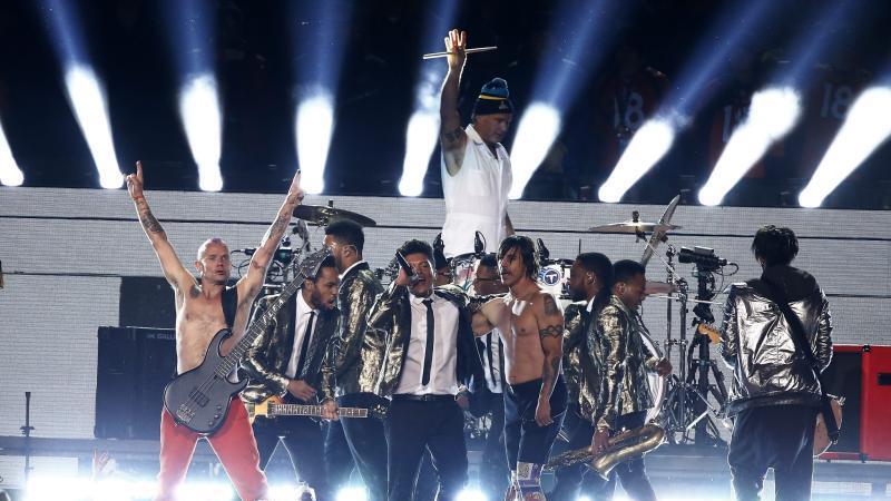 Bruno Mars & Red Hot Chili Peppers live beim Super Bowl 2014