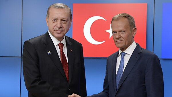 Erdogan beim Shakehands mit Tusk