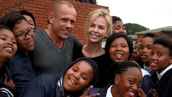 Keszler mit Charlize Theron in Südafrika