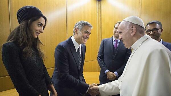 Papst Franziskus traf George Clooney und dessen Frau Amal