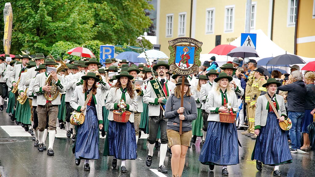 Zahlreiche Vereine wirkten bei der Bauernherbst-Eröffnung in Abtenau mit.