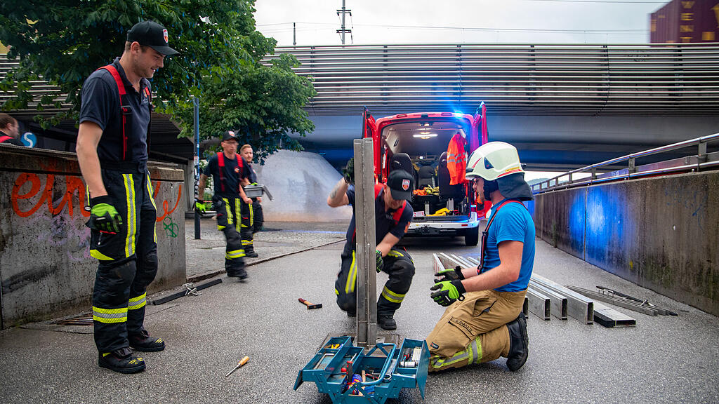 Feuerwehr baut Hochwasserschutz auf