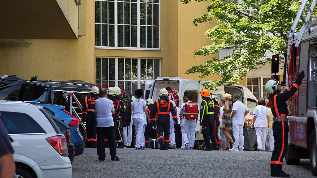 Der Pkw krachte in den Eingangsbereich der Privatklinik.