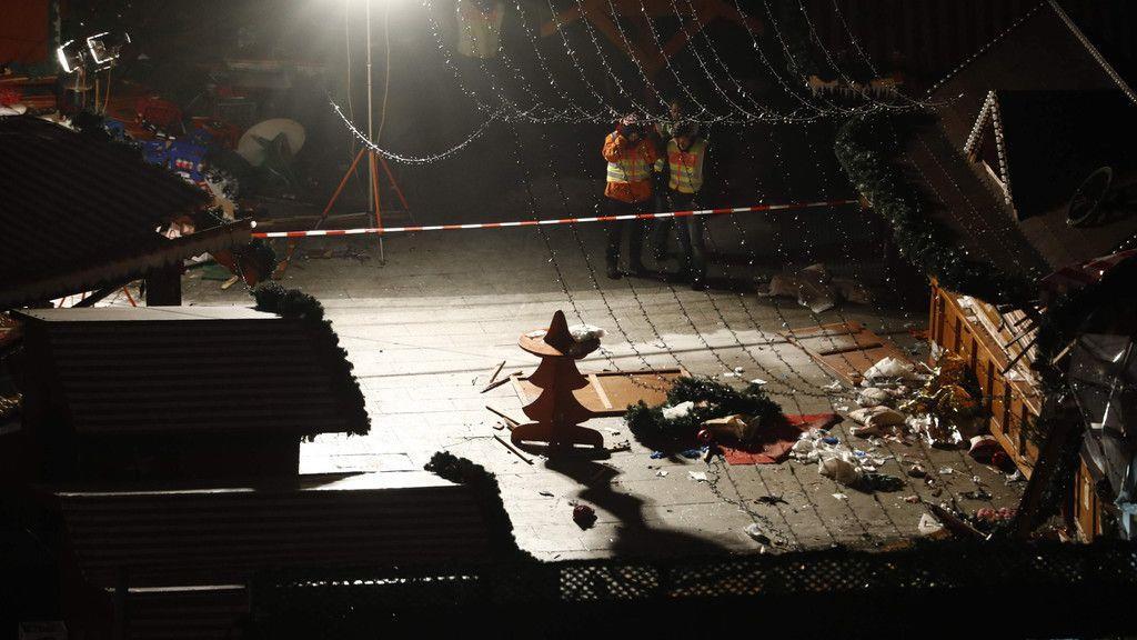 Lkw rast in Weihnachtsmarkt: Spurensicherung in der Nacht