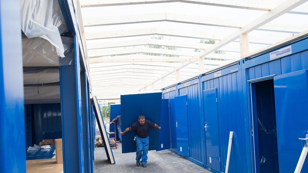 Aufbau der Container in der Schwarzenbergkaserne