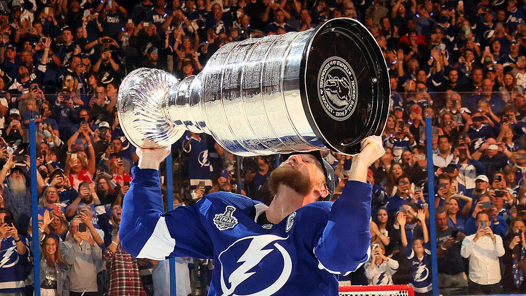 Steven Stamkos stemmt den Pokal für die Lightnings in die Höhe