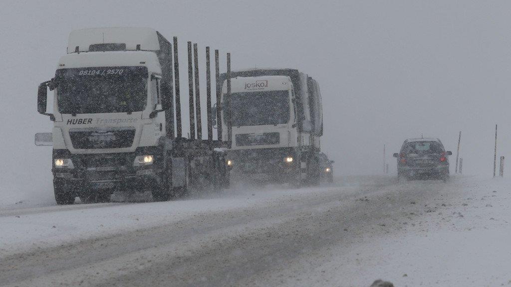 Schnee und Verkehrschaos auf den Straßen II