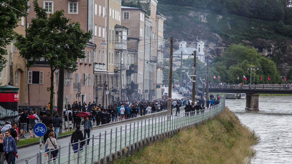 Kroatische Fans marschieren durch Altstadt