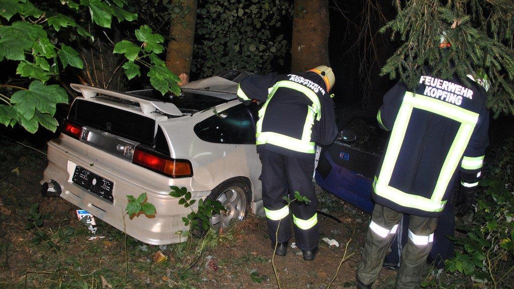 Mit Pkw gegen Baum