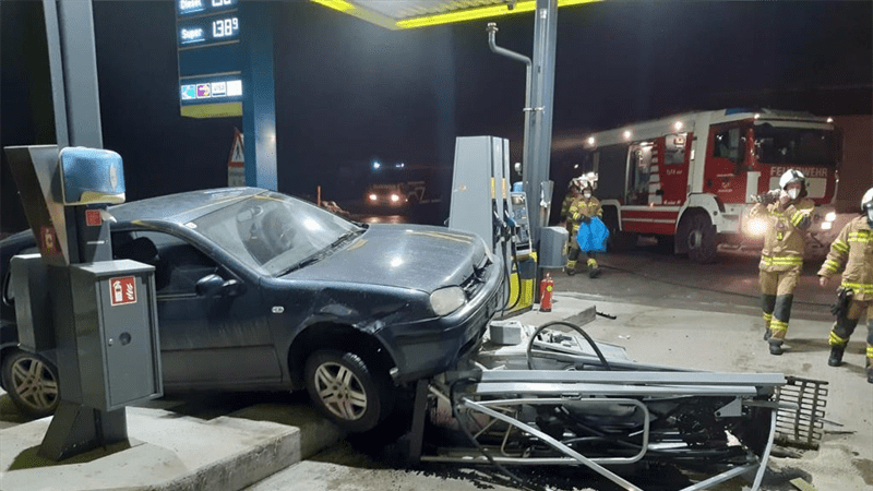 Stuhlfelden: Junger Alkolenker kracht in Tankstelle