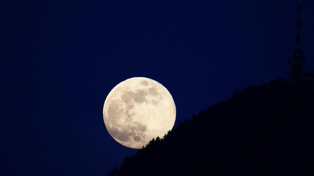Vollmond über Salzburg
