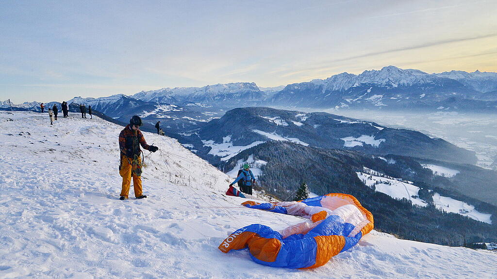 1. Adventlichterlflug der Paragleiter \u00fcber der Stadt Salzburg