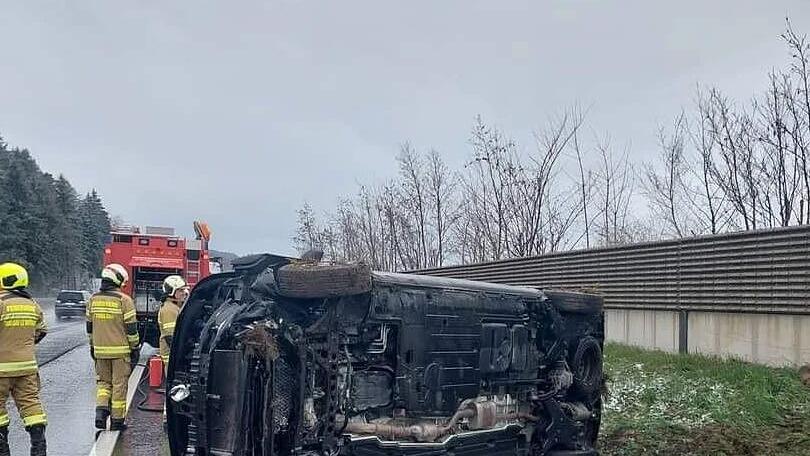Crash mit Kleinbus auf A1 in Thalgau