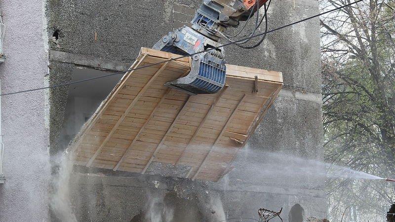 Bagger frisst sich durch Wohnblock