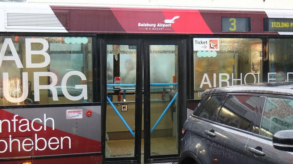 Pkw kollidiert mit Obus