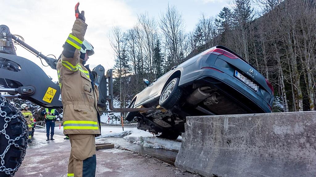 auto auf betonwand annaberg