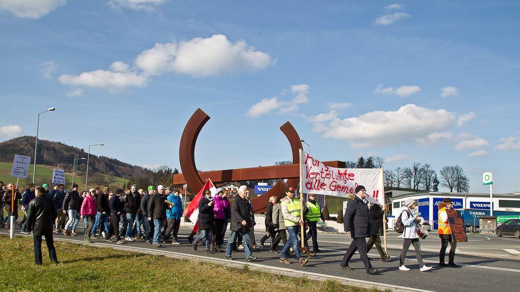 200 Personen demonstrieren gegen Asyl-Großquartier in Straniakstraße