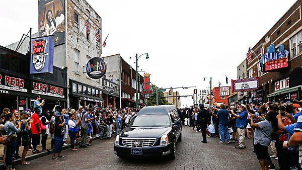 Der Leichenwagen fuhr durch die altehrwürdige Beale Street von Memphis