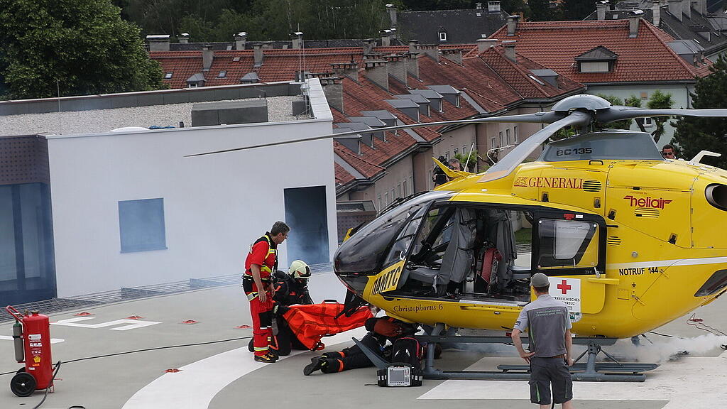 Einsatz\u00fcbung mit brennendem Hubschrauber