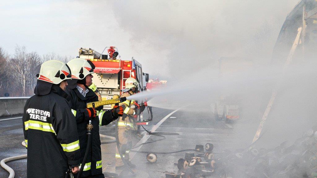 Lkw-Anhänger brennt auf A1 aus