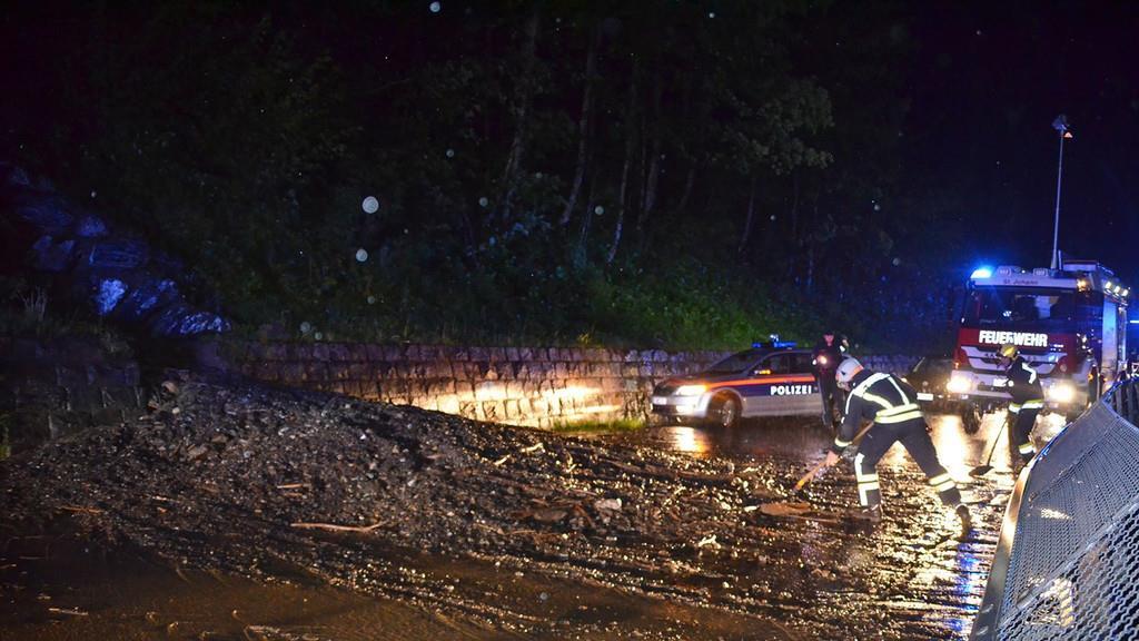 Mure blockierte Wagrainer Bundesstraße mit Geröll