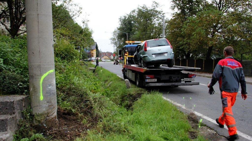 Mit Pkw gegen Betonmasten