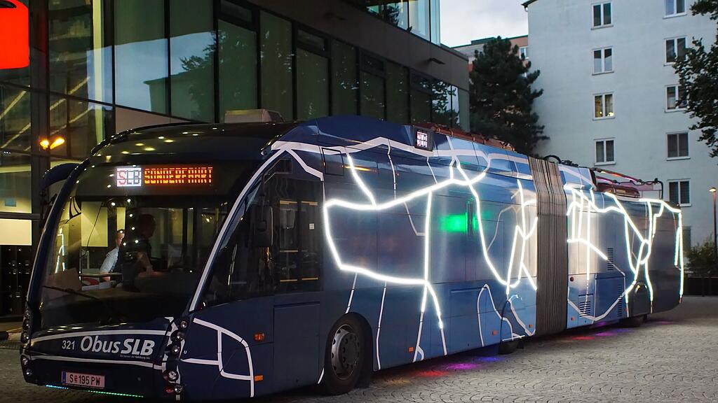 Ein LED-Obus im Zuge einer Lesung bei der Salzburger Stadtbibliothek.