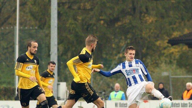 Nach vier Niederlagen hatte Bergheim (Torschütze Alexander Peter/re.) gegen Berndorf wieder was zum Feiern.