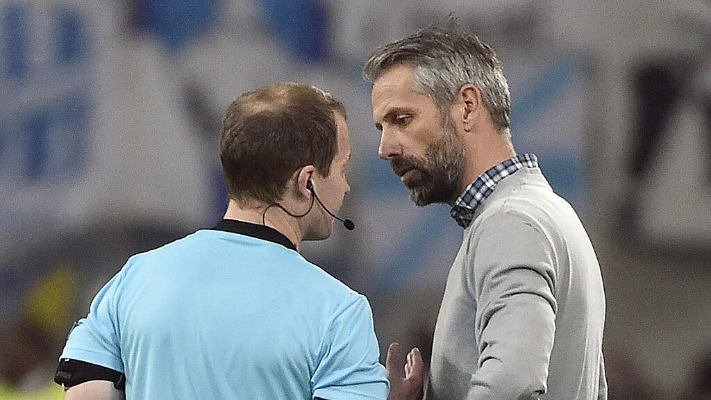 Salzburg-Coach Rose (rechts) wechselt ein ernstes Wort mit einem Schiedsrichter.