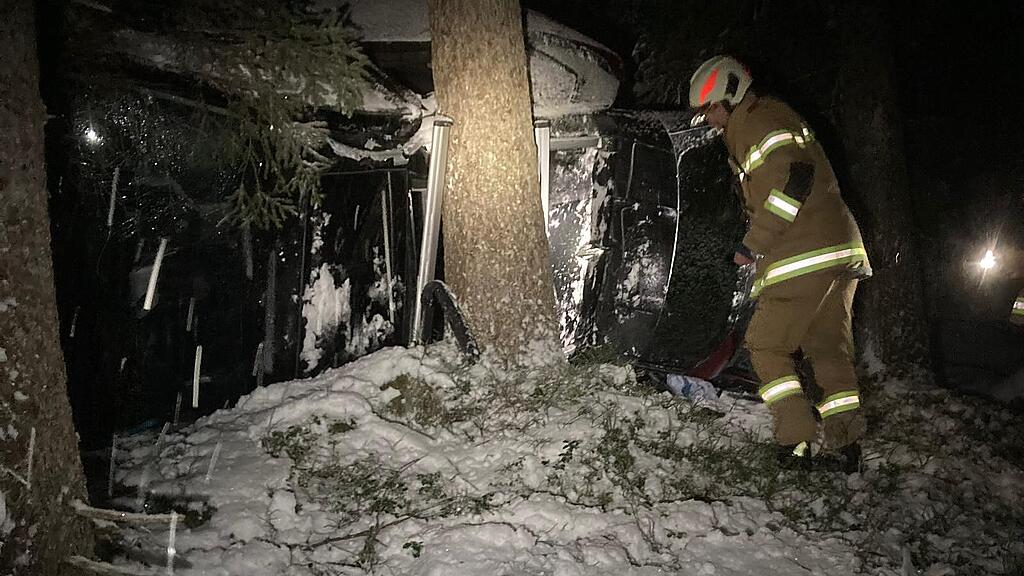 Pkw hängt in Wald im Pinzgau an Baum fest: Drei Verletzte