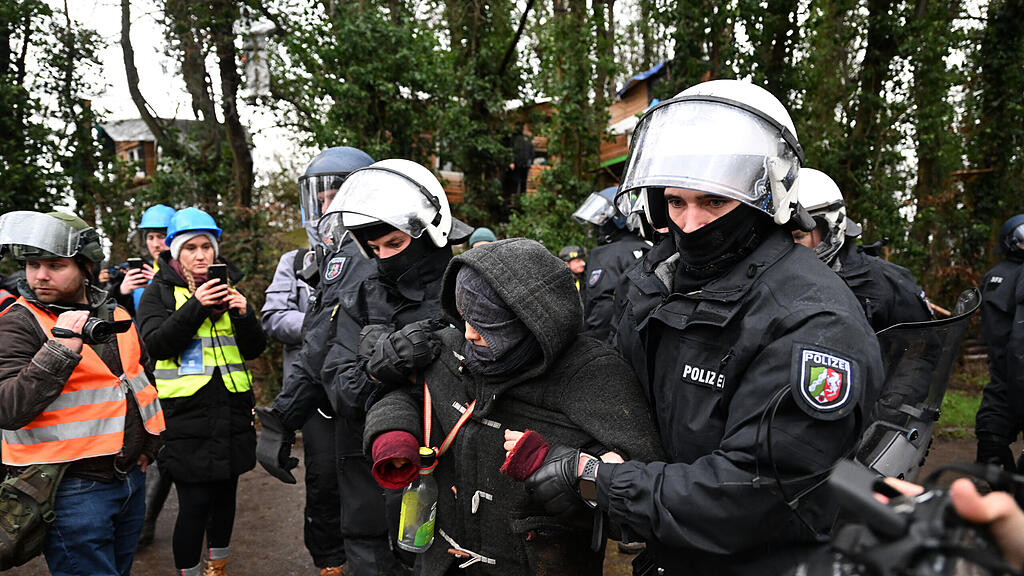 Polizei räumt blockiertes Lützerath