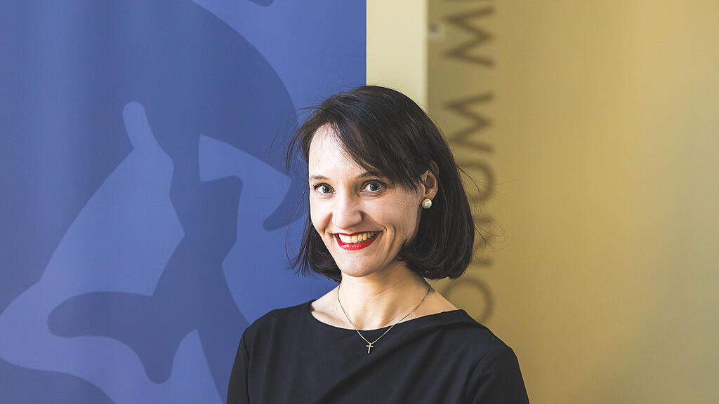 Assoz. Prof.in Annemarie Wei§enbacher unterzeichnet Vertrag als PMU-Rektorin. Ab 1.1. 2026 tritt sie den Rektorats-Posten an.