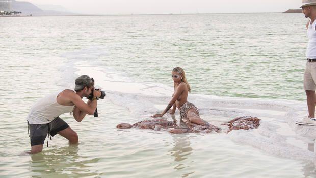 Million Dollar Shootingstar: Erste Folge mit viel nackter Haut.