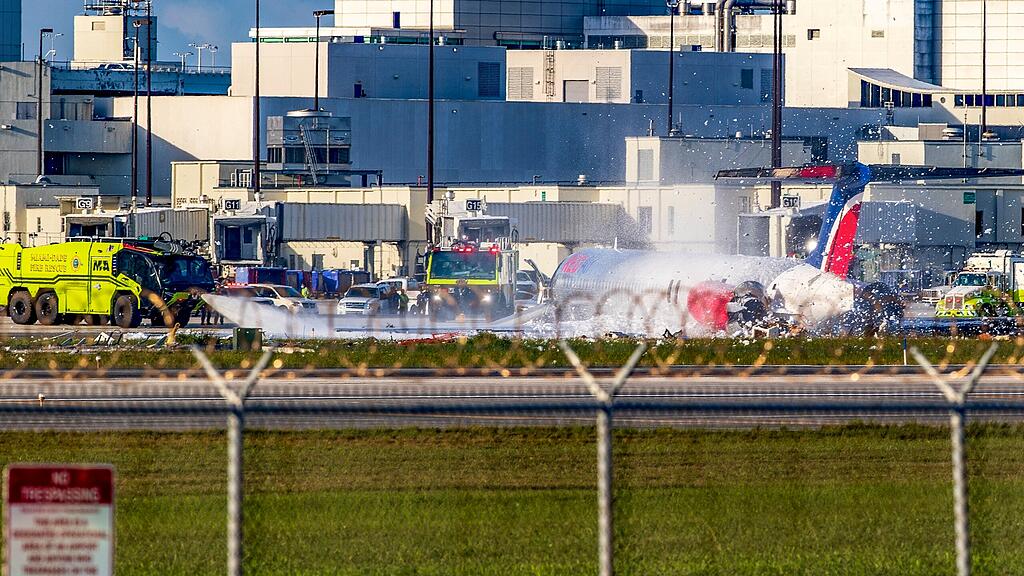 Flugzeug brennt auf Flughafen Miami
