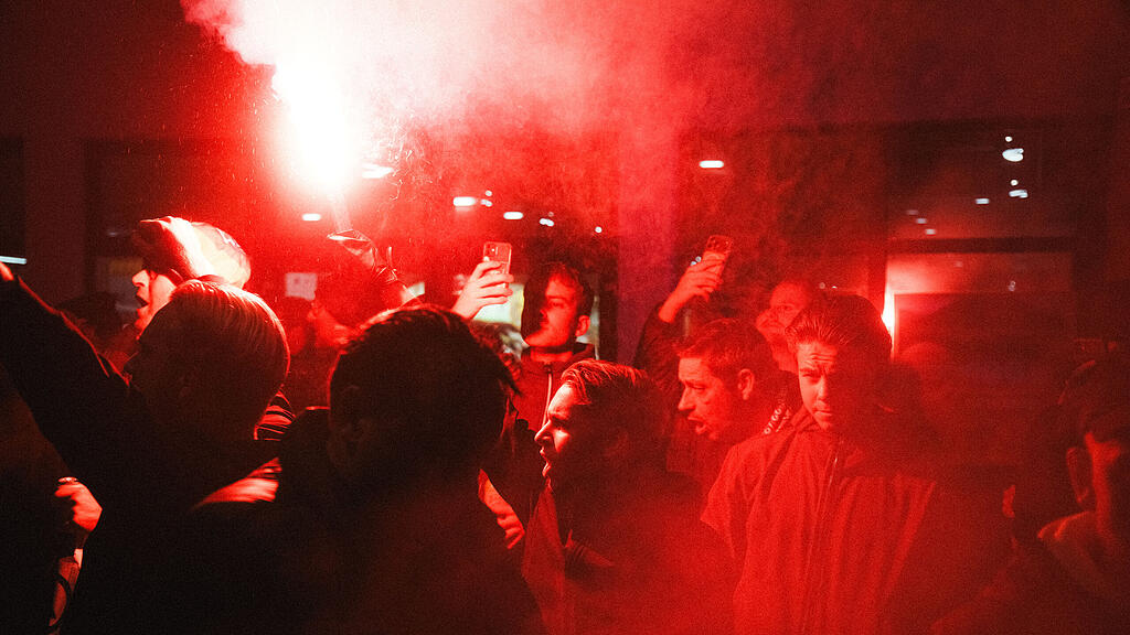 Fanmarsch von Go Ahead Eagles in Salzburg