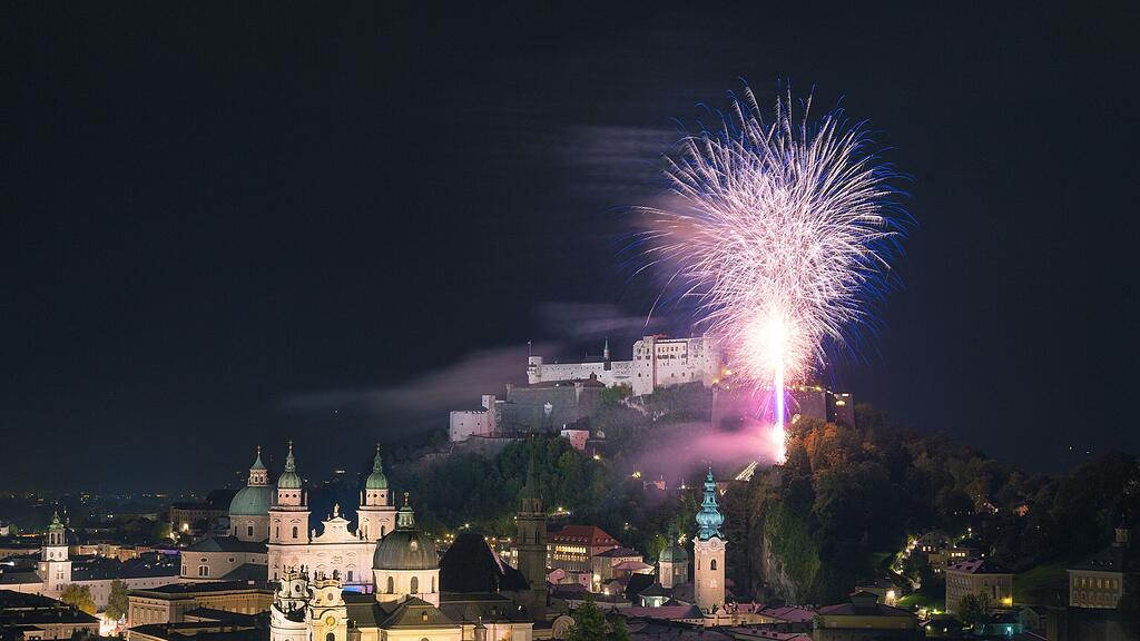 Ein atemberaubendes Feuerwerk über der Stadt Salzburg.