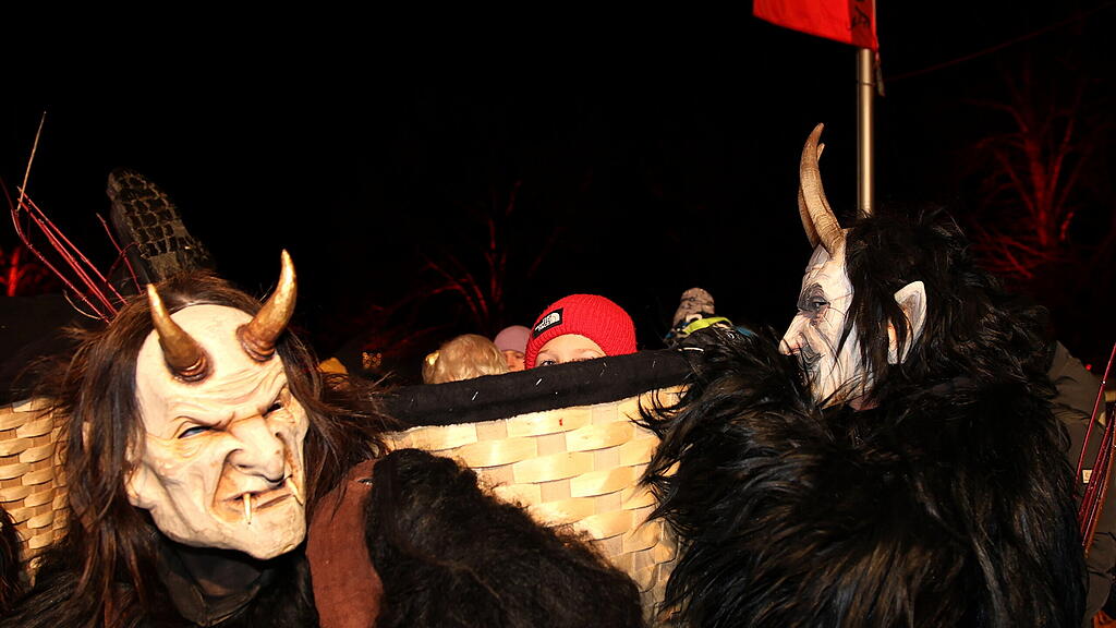 Anifer Krampuslauf am Dorfplatz