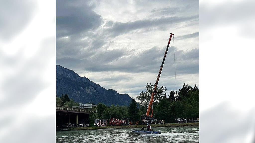 Hallein: Klein-Lkw aus Salzach geborgen II