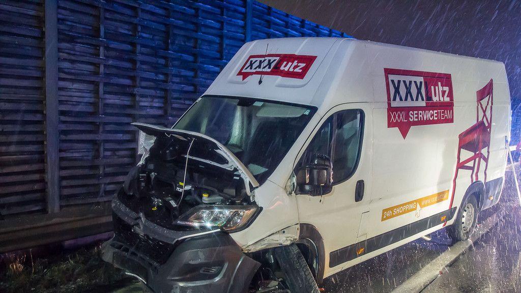 Zwei Verletzte bei Unfall mit Klein-Lkw auf A1