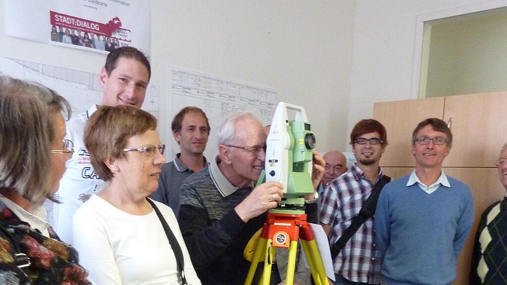 Die Techniker-Herzen schlugen höher, als die Vermessungsprofis ihre modernen Vermessungsinstrumente präsentieren.