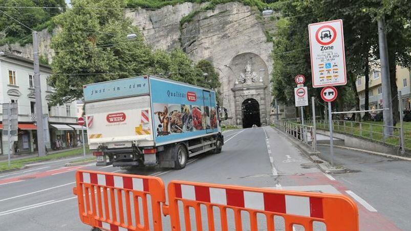 Fünf Wochen lang war im Sommer werktags die Fahrt durch Salzburgs Innenstadt von 10.00 bis 14.00 Uhr verboten.