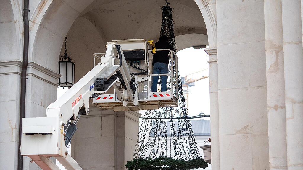 Aufbau Christkindlmarkt