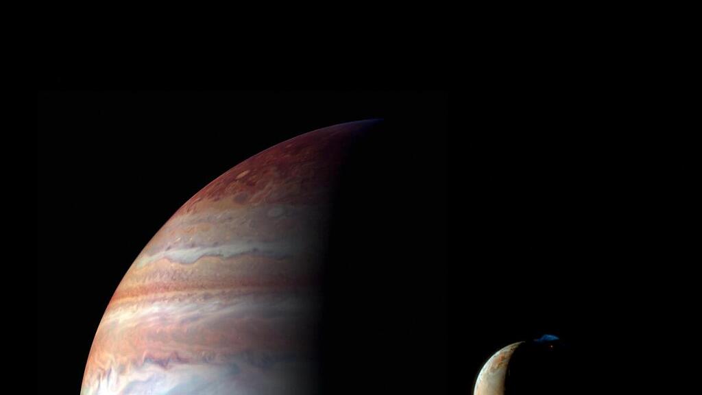 Jupiter mit seinem vulkanischen Mond Io