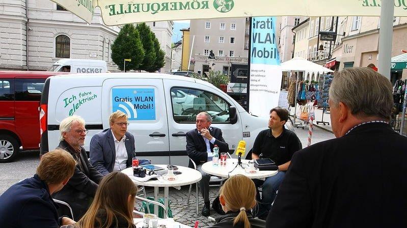 Salzburg surft am Kajetanerplatz