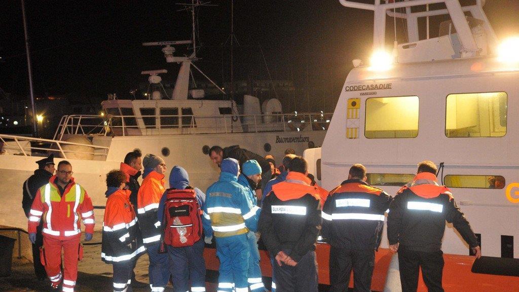 Griechische Fähre in Brand: Bilder der Bergungsaktion