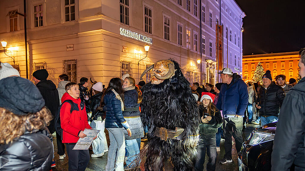 Lauf der Gr\u00f6diger Krampusse in der Altstadt