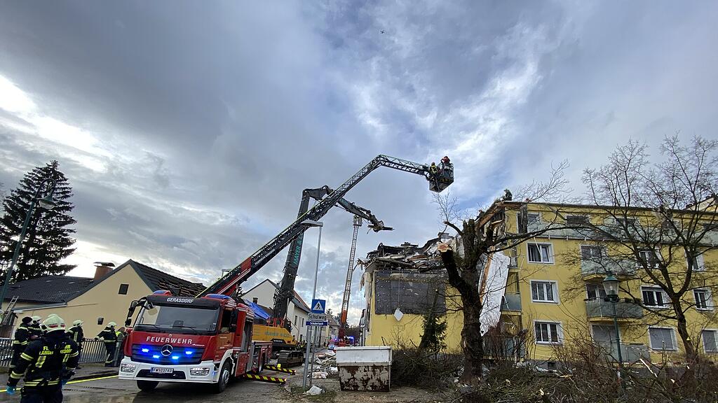 Aufräumarbeiten nach Explosion in Langenzersdorf