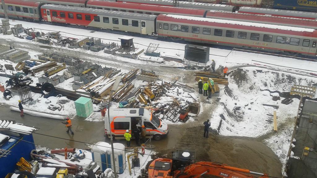 Arbeiter stürzt in Baugrube